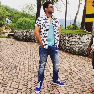 Karan Kundra giveaway
