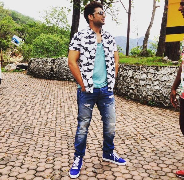 Karan Kundra giveaway